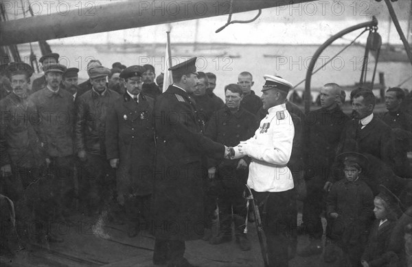 Georgii Iakovlevich Sedov and Members of the Expedition with Those Seeing Them off on the..., 1912. Creator: Nikolay Vasilyevich Pinegin.