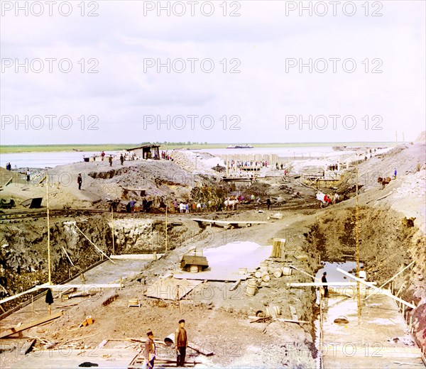 Construction of the lock, Kuzminskoe, 1912. Creator: Sergey Mikhaylovich Prokudin-Gorsky.