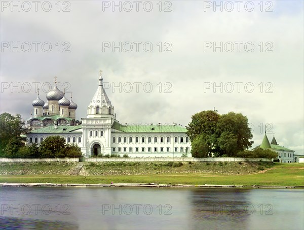 Vodianye Gates and archbishop's chambers, Ipatievsky Monastery, Kostroma, 1911. Creator: Sergey Mikhaylovich Prokudin-Gorsky.