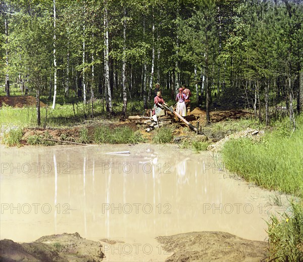 Washing brown iron ore at the Shilovskii mine seven versts from the village of Makarovo, 1912. Creator: Sergey Mikhaylovich Prokudin-Gorsky.