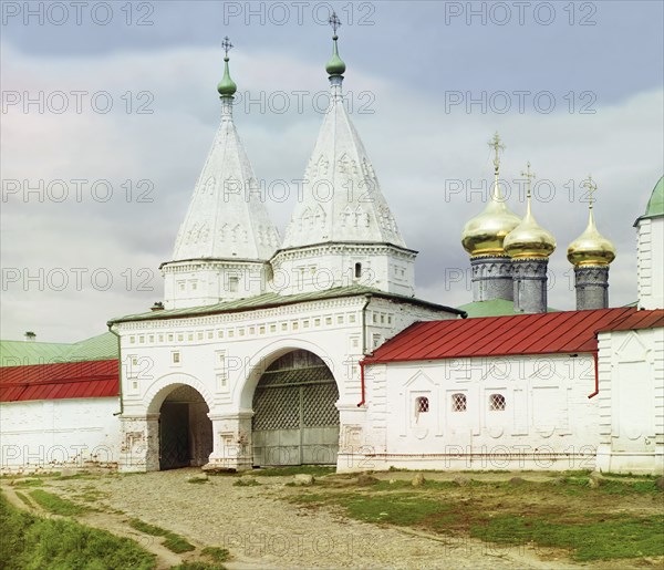 Entrance gate of the Venerable Rizopolozhensky Monastery, Suzdal, 1912. Creator: Sergey Mikhaylovich Prokudin-Gorsky.