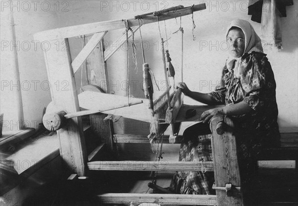 Krosna weaving mill in the village of Verkhne Usinskoye, Usinsk Border District, 1916. Creator: Unknown.