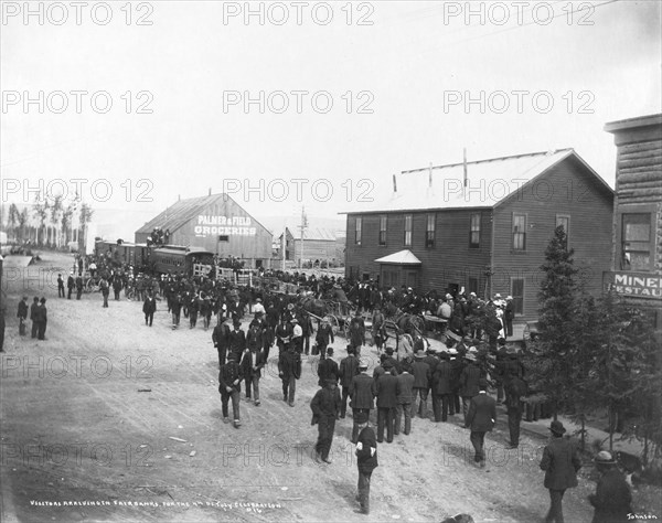 Visitors arriving for July 4th celebration, 1916. Creator: Unknown.