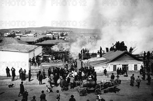 Fire in Krasnoyarsk on Pesochnaya Street, 1910. Creator: LI Vonago.