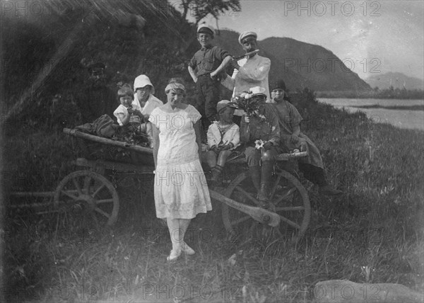 Mikhail Alekseevich. Pavlov with his Family and Acquaintances on a Picnic, 1920s. Creator: Unknown.