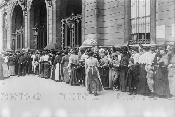 Awaiting relief, Paris, between c1914 and c1915. Creator: Bain News Service.