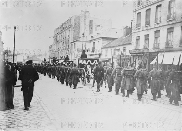 English soldiers buried, Versailles, 29 Oct 1914. Creator: Bain News Service.