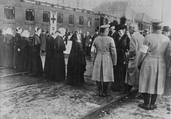 Kaiserin visiting a train of the wounded at Breslau, between 1914 and c1915. Creator: Bain News Service.