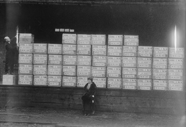 Mrs. G.W. Lopp & cigarettes sent to France, between c1914 and c1915. Creator: Bain News Service.