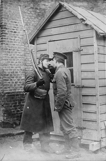 Feu, s'il vous plait, British & French at E´taples, between 1914 and c1915. Creator: Bain News Service.