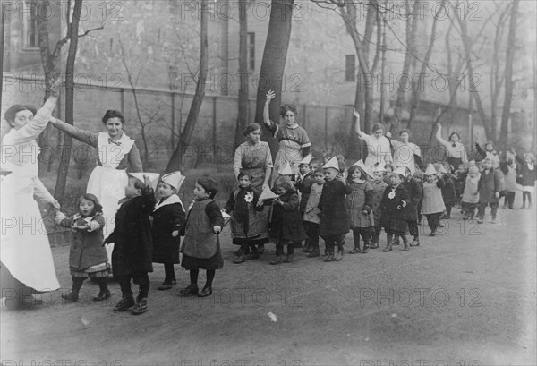 Berlin, Children of soldiers at front, between 1914 and c1915. Creator: Bain News Service.
