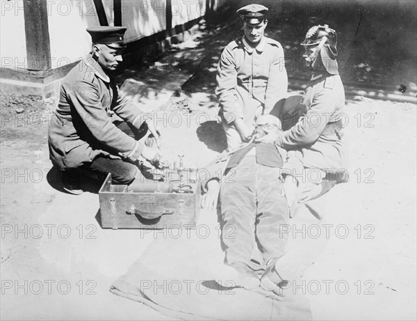 Reviving wounded German with Pulmotor, between 1914 and c1915. Creator: Bain News Service.