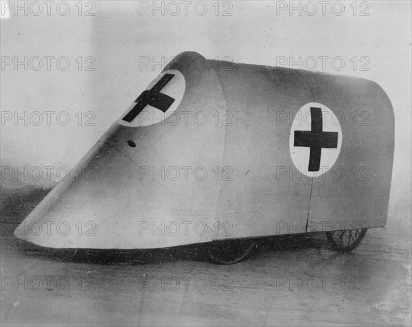 A red cross moving "Fort". For rescuing between trenches, between 1914 and c1915. Creator: Bain News Service.