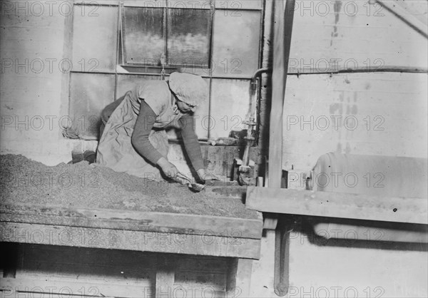 English women sifting steel grit, between c1915 and 1918. Creator: Bain News Service.