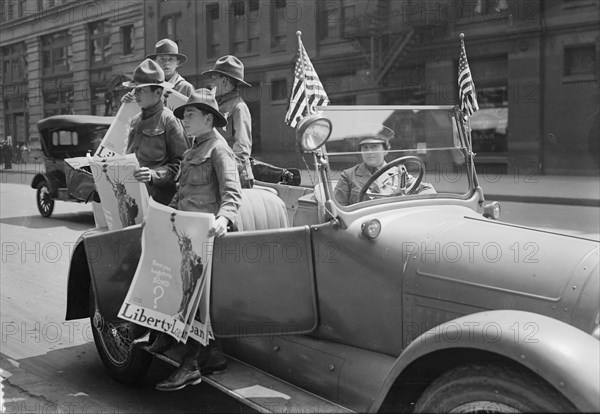 Boy Scouts as bond workers, 1917. Creator: Bain News Service.