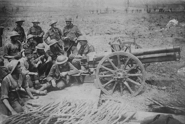 British & captured gun, 10 Jun 1917. Creator: Bain News Service.