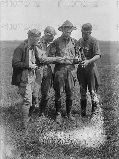 H.G. Smith, Lt. H.H. Simons, Capt. R.L. Taylor & Sgt. B.S. Robertson, 1917. Creator: Bain News Service.