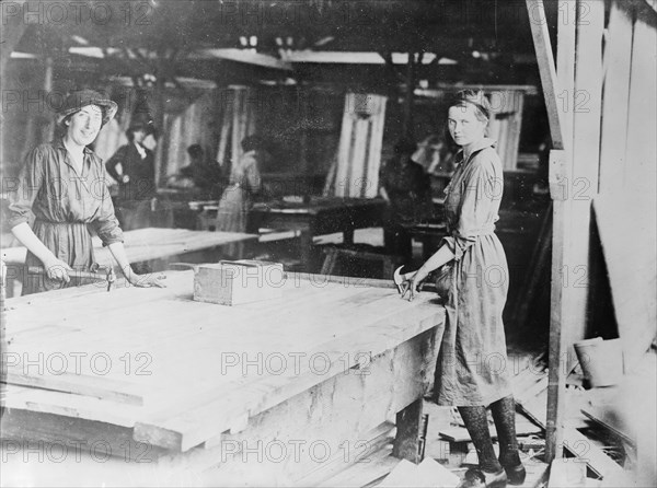 British women carpenters near the front, between c1915 and 1918. Creator: Bain News Service.