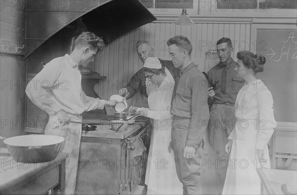 Cooking, Pratt Institute, Misses Kierstead & Hanks, 13 Aug 1917. Creator: Bain News Service.