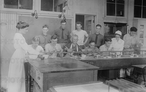 Cooking, Pratt Institute, Miss Hanks [i.e. Hanko] & Miss Kierstead, 26 Aug 1917. Creator: Bain News Service.