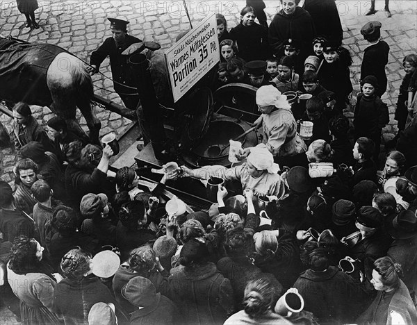 Berlin, goulash for 8 cents, 1916. Creator: Bain News Service.