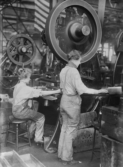 In a Detroit shop, 26 Dec 1917. Creator: Bain News Service.