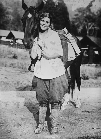 Los Angeles [woman] mail carrier, between c1915 and c1920. Creator: Bain News Service.