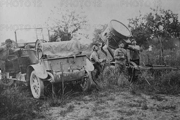 French searchlight for aircraft, between c1915 and 1918. Creator: Bain News Service.