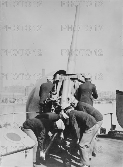 Marines' anti-aircraft gun, 2 Apr 1918. Creator: Bain News Service.