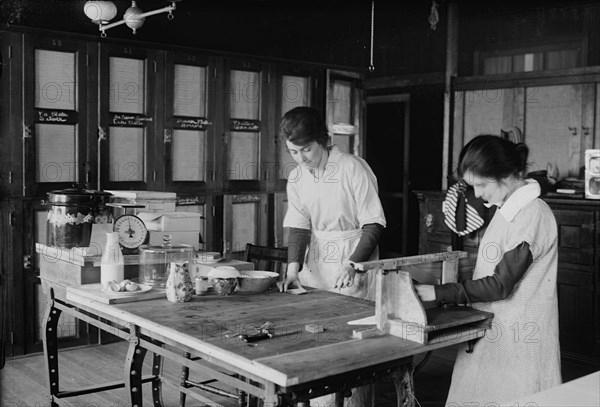 [Barnard Canteen], 1918 or 1919. Creator: Bain News Service.