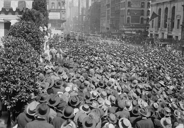 Farrar sells bonds, 15 Apr 1918. Creator: Bain News Service.