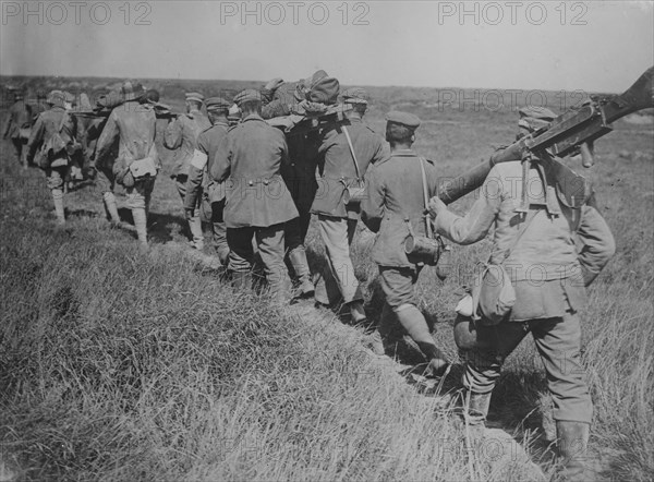 German prisoners with machine guns & wounded, 21 Aug 1918. Creator: Bain News Service.