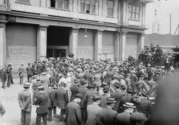 Awaiting Nathan's arrival, 5/25/14, 1914. Creator: Bain News Service.