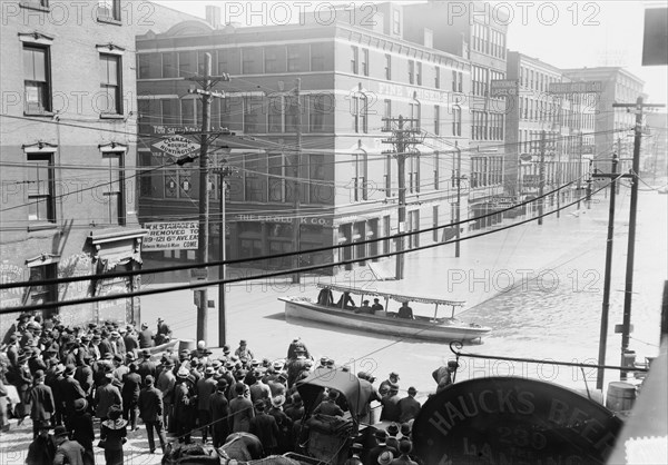 Cin'ti [i.e., Cincinnati] under water, between c1910 and c1915. Creator: Bain News Service.