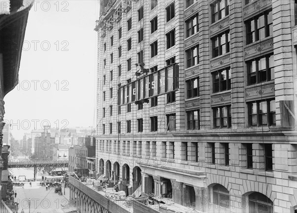 Hoisting 46 ton girder on Cons. Gas Co's Bldg., 1913. Creator: Bain News Service.