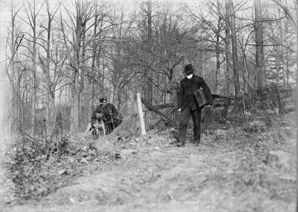 Policeman, police dog, waiting for thief, New York City, 1912. Creator: Bain News Service.