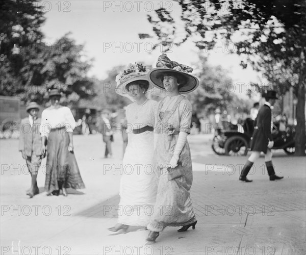 Mrs. Hitt & Mrs. Longworth, 1912. Creator: Bain News Service.