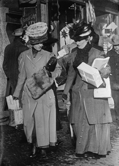 Christmas shoppers, between c1910 and c1915. Creator: Bain News Service.