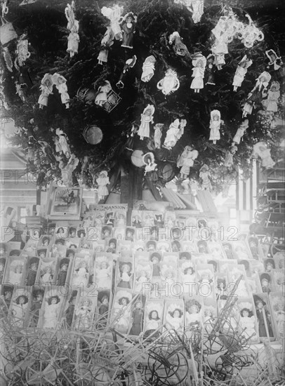 Christmas, Show Window, between c1910 and c1915. Creator: Bain News Service.