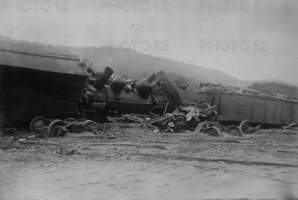 RR train caught in flood, Austin, between c1910 and c1915. Creator: Bain News Service.