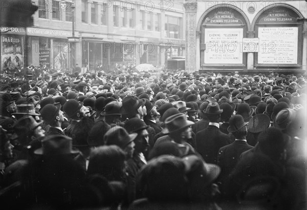 Crowd watching "playograph," World Series, 1911, 1911. Creator: Bain News Service.
