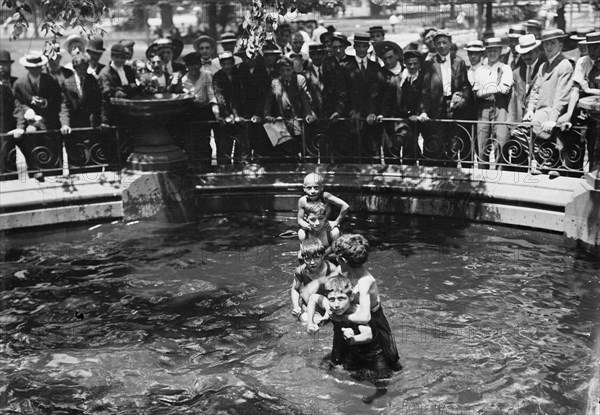 Fountains, Madison Sq. Park on hot day, between c1910 and c1915. Creator: Bain News Service.