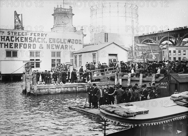 Watching warships 10/28/11, 1911. Creator: Bain News Service.