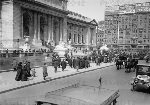 5th Ave at 42d [i.e., 42nd] St. - Easter, 1913, 1913. Creator: Bain News Service.
