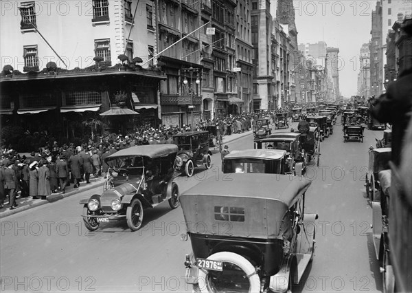 5th Ave., Easter, '13, 1913. Creator: Bain News Service.