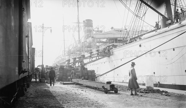 Loading MEADE, 1914. Creator: Bain News Service.