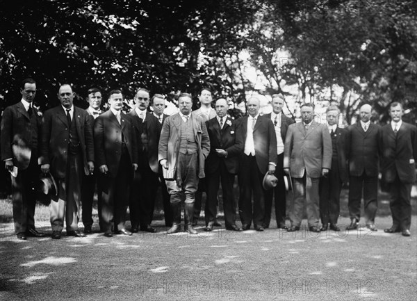 T.R. [Theodore Roosevelt] and Ill. Delegation, 6/1/12, 1912. Creator: Bain News Service.