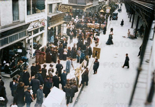 6th Ave., Xmas shoppers [New York], 1910. Creator: Bain News Service.