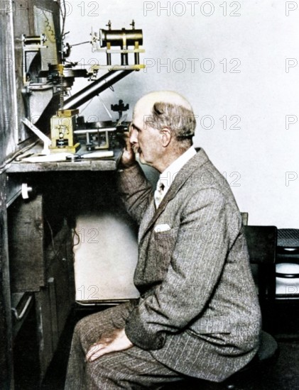 William Henry Bragg, English physicist, 20th century. The founder of X-ray crystallography, Bragg (1862-1942) is shown here using an X-ray spectrometer. In 1915, with his son (William) Lawrence Bragg ( 1890-1871) he shared the Nobel prize for physics. (Colorised black and white print).