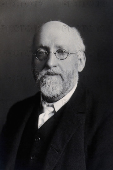 Sir William Maddock Bayliss. Creator: Maull & Fox.